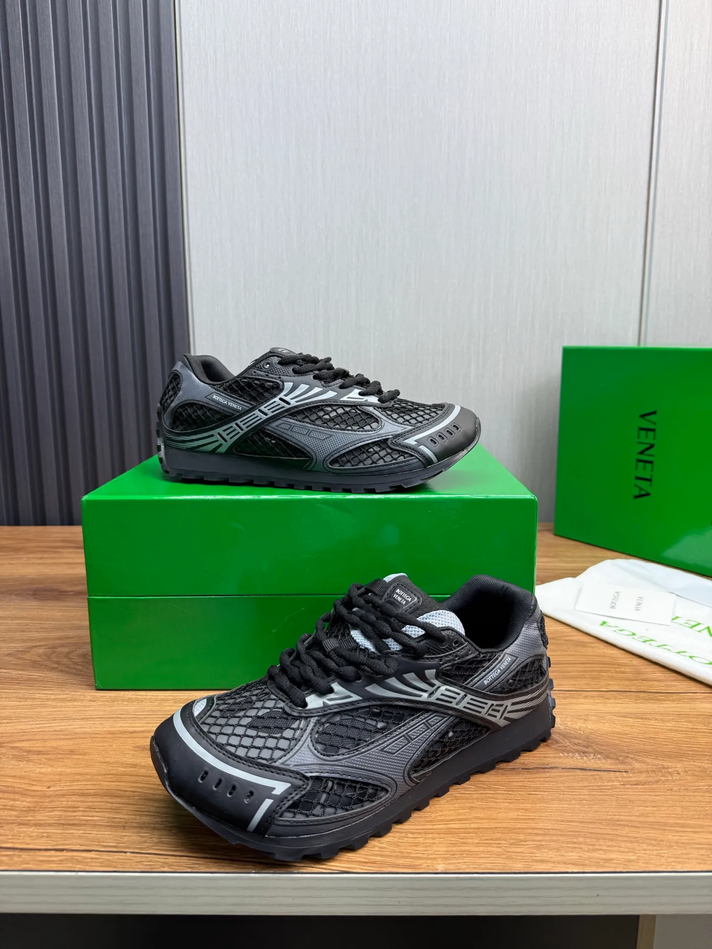 Men's men's shoes 💰620💰 BV top version 𝘽𝙊𝙏𝙏𝙀𝙂𝘼 𝙑𝙀𝙉𝙀𝙏𝘼 Orbit sneakers Wang Yibo same style couple style dad shoes 🩷💚 Runner sneakers, made of lightweight technical mesh fabric. Features a geometric patterned rubber outsole. Pay attention to the package craftsmanship ❕ High version shipping ❗️ Very nice, durable to play with and durable to make ✔️ Standard version 💯💯 The outsole is made of color-blocked TPU outsole. Women’s model 35-41 (40 41 customized) Men’s model 39-46 (45.46 customized) Equipped with original packaging